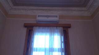 Гостевой дом JA Кутаиси Трехместный номер с общей ванной комнатой-1