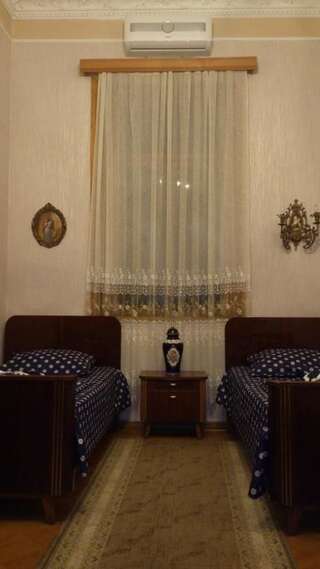 Гостевой дом JA Кутаиси Трехместный номер с общей ванной комнатой-9