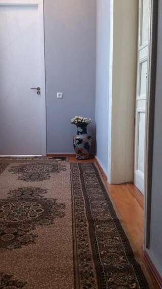 Гостевой дом JA Кутаиси Трехместный номер с общей ванной комнатой-11