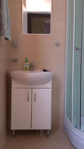 Гостевой дом JA Кутаиси Трехместный номер с общей ванной комнатой-17